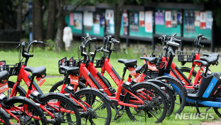 [서울=뉴시스] 서울 소재 대학 캠퍼스에 공유 모빌리티 서비스 업체의 전기자전거가 세워져있다. (사진=뉴시스 DB). photo@newsis.com