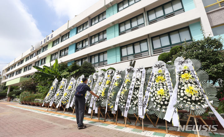 [서울=뉴시스] 고승민 기자 = 지난달 31일 서울, 전북교육청 소속 초등교사 A, B씨 2명이 극단 선택을 한 가운데 3일 A씨가 재직했던 서울 양천구의 한 초등학교에 근조 화환들이 놓여 있다. 2023.09.03. kkssmm99@newsis.com