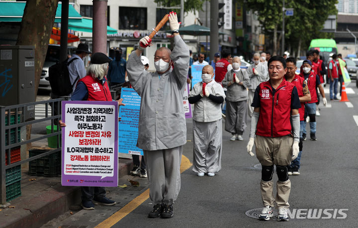[서울=뉴시스] 김선웅 기자 = 대한불교 조계종 사회노동위원회, 이주노동자 노동조합 등이 3일 서울 종로구 전태일다리를 출발해 서울고용노동청 방향으로 이주노동자 사업장 변경의 자유 보장 및 사업장 변경 지역제한 즉각 철회를 촉구하며 오체투지를 하고 있다. 2023.09.03. mangusta@newsis.com