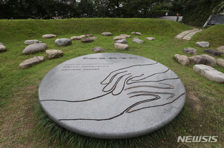 [서울=뉴시스] 고승민 기자 = 서울 남산 위안부 추모 공간 '기억의 터'에 설치된 임옥상 작가 조형물에 대한 서울시의 철거를 금지해달라고 시민단체 등이 제기한 집행정지 신청이 각하됐다. 서울시에 따르면 서울행정법원은 '기억의 터' 설립 추진위원회(추진위)가 지난달 31일 낸 공작물 철거금지 집행정지 신청에 대해 각하 결정을 내렸다. 서울 시립시설 내 임 작가의 작품은 총 6점. 철거 대상에는 '기억의 터'에 설치된 '대지의 눈'과 '세상의 배꼽'이 포함됐다. 이번 결정으로 시는 임 작가 작품을 4일까지 예정대로 철거할 예정이다. 사진은 3일 남산 기억의터 '세상의 배꼽'. 2023.09.03. kkssmm99@newsis.com