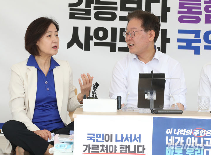 [서울=뉴시스] 전진환 기자 = 이재명 더불어민주당 대표가 지난달 3일 오후 서울 여의도 국회 본관 앞 농성장에서 격려차 찾은 추미애 전 법무부장관과 대화하고 있다. 2023.09.03. amin2@newsis.com