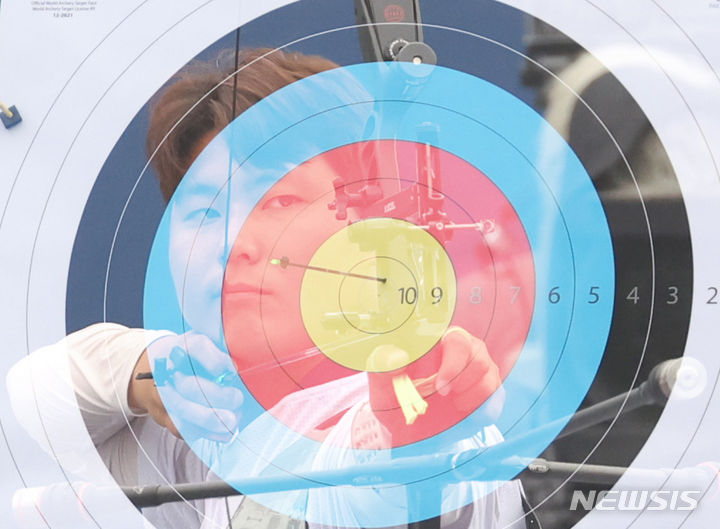 [서울=뉴시스] 조수정 기자 = 3일 서울 용산구 전쟁기념관에서 열린 현대자동차 정몽구배 한국양궁대회 2023 리커브 경기, 남자부 결승 이우석이 과녁을 향해 활을 쏘고 있다. 이우석은 이날 리커부 남자부 우승을 차지했다. (다중노출촬영)2023.09.03. chocrystal@newsis.com