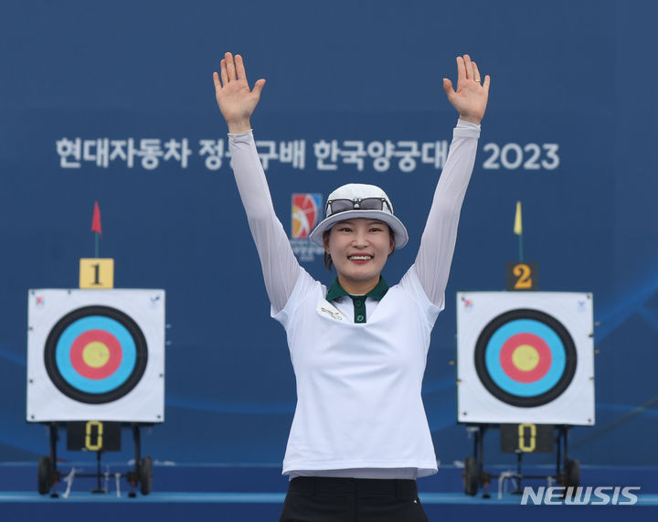 [서울=뉴시스] 조수정 기자 = 3일 서울 용산구 전쟁기념관에서 열린 현대자동차 정몽구배 한국양궁대회 2023 리커브 여자부 1위를 차지한 정다소미가 시상대에 올라 포즈를 취하고 있다. 2023.09.03. chocrystal@newsis.com