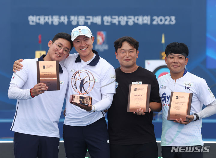 [서울=뉴시스] 조수정 기자 = 3일 서울 용산구 전쟁기념관에서 열린 현대자동차 정몽구배 한국양궁대회 2023 컴파운드 남자부 수상자들이 기념 촬영하고 있다. 왼쪽부터 2위 김종호, 1위 최용희, 3위 강동현, 4위 윤영준.  2023.09.03. chocrystal@newsis.com