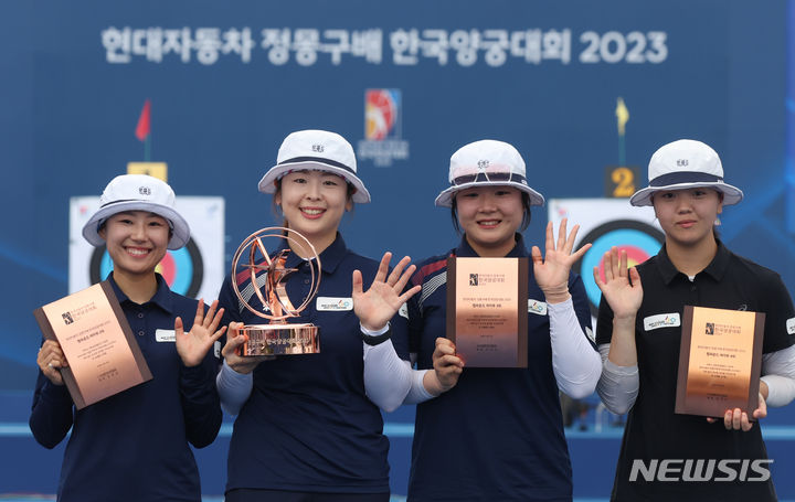 [서울=뉴시스] 조수정 기자 = 3일 서울 용산구 전쟁기념관에서 열린 현대자동차 정몽구배 한국양궁대회 2023 컴파운드 여자부 수상자들이 기념 촬영하고 있다. 왼쪽부터 2위 송윤수, 1위 오유현, 3위 조수아, 4위 권나래. 2023.09.03. chocrystal@newsis.com
