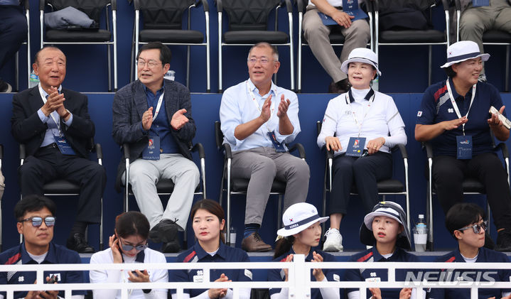 [서울=뉴시스] 조수정 기자 = 3일 서울 용산구 전쟁기념관에서 열린 현대자동차 정몽구배 한국양궁대회 2023에서 정의선(가운데) 양궁협회장이 79년 세계선수권 5관왕 김진호(오른쪽 두번째) 전 선수, 84년LA 올림픽 서향순(오른쪽) 전 선수와 경기를 관전하고 있다. 2023.09.03. chocrystal@newsis.com