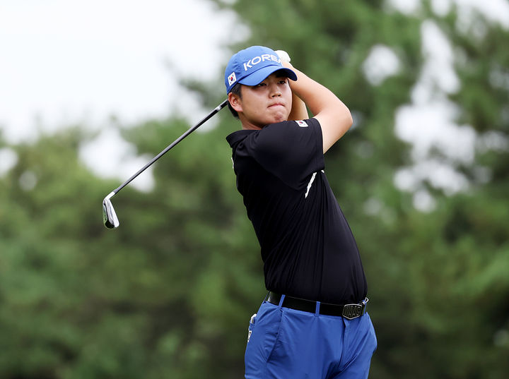 [서울=뉴시스] 장유빈이 3일 경기 안산 더헤븐CC에서 열린 LX 챔피언십 파이널 라운드 4번 홀에서 아이언샷을 하고 있다. (사진=KPGA 제공) 2023.09.03. photo@newsis.com *재판매 및 DB 금지