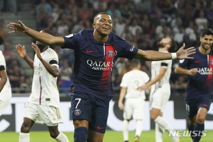 [리옹=AP/뉴시스] 파리 생제르맹(PSG)의 킬리안 음바페가 3일(현지시각) 프랑스 리옹의 그루파마 스타디움에서 열린 2023-2024 프랑스 프로축구 리그1 4라운드 리옹과의 경기 전반 4분 PK로 선제골을 넣고 기뻐하고 있다. 음바페는 멀티 골을 기록하며 팀의 4-1 승리를 이끌었다. 2023.09.04.