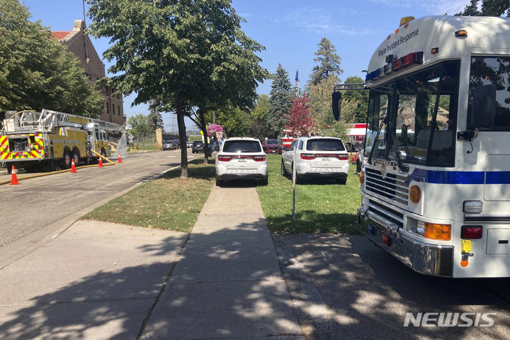 [베이포트( 미 미네소타주)= AP/뉴시스] 미네소타주 베이포트 소재 스틸워터 교도소가 봉쇄되면서 9월3일 이 교도소 밖에 비상대기하는 각종 대형 차량과 경찰차량 등이 줄지어 주차해 있다. 이 교도소에서는 100명의 재소자들이 생명이 위험한 뜨거운 감방에 들어가지 않겠다고 항의하면서 교정당국과 줄다리기를 했지만 설득 끝에 제 자리로 돌아갔다. 2023.09.04.&nbsp; 