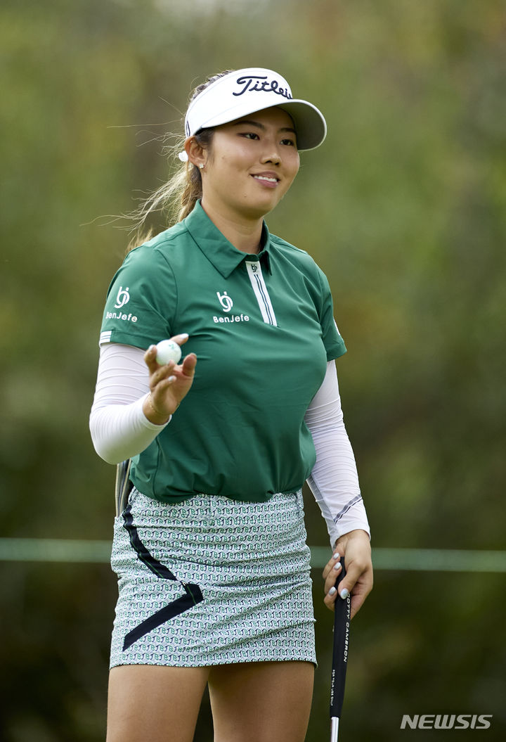 [포틀랜드=AP/뉴시스] 장효준이 3일(현지시각) 미 오리건주 포틀랜드의 콜롬비아 에지워터 CC에서 열린 미국여자프로골프(LPGA) 투어 포틀랜드 클래식 최종라운드 5번 홀에서 퍼팅을 마친 후 미소 짓고 있다. 장효준은 최종 합계 17언더파 271타 공동 10위로 대회를 마쳤다. 2023.09.04.