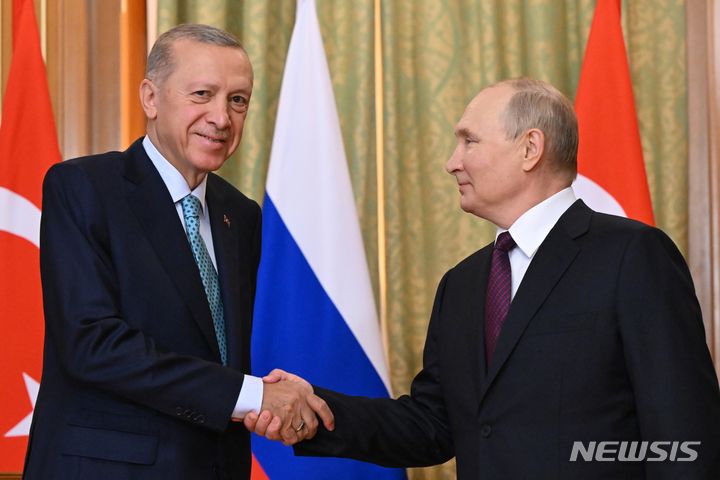 [소치=AP/뉴시스] 블라디미르 푸틴(오른쪽) 러시아 대통령과 레제프 타이이프 에르도안 튀르키예 대통령. (사진=뉴시스DB)
