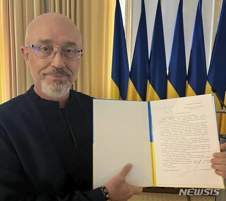 [키이우=AP/뉴시스] 퇴임하는 올렉시 레즈니코우 우크라이나 국방장관이 "전쟁 동안 날마다 우크라이나는 1억 달러(약 1326억 원)의 비용이 든다"고 4일(현지시간) 우크린포름과 인터뷰에서 말했다. 사진은 우크라이나 의회 공보실이 제공한 것으로 레즈니코우 국방장관이 이날 수도 키이우에서 우크라이나 의회인 '베르호우나 라다' 의장에게 보내는 사임서를 보여주는 모습. 2023.09.05.