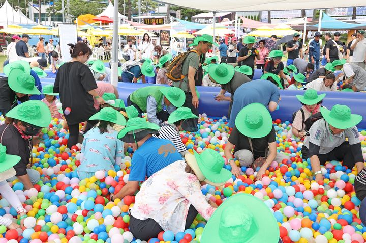 [괴산=뉴시스] 괴산고추축제 황금고추를 찾아라. (사진=괴산군 제공) 2024.01.25. photo@newsis.com *재판매 및 DB 금지