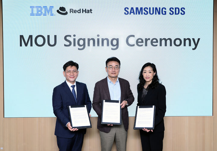 (왼쪽부터)한국레드햇 김경상 사장, 삼성SDS 구형준 클라우드서비스사업부장(부사장), IBM 루스 선 삼성 파트너십 글로벌 매니징 디렉터(사진=삼성SDS 제공) *재판매 및 DB 금지