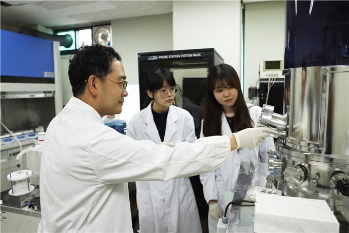 세종대 반도체시스템공학과 임유승(맨 왼쪽) 교수 연구팀이 반도체 소자 공정과정을 살펴보고 있다. (사진제공=세종대) *재판매 및 DB 금지