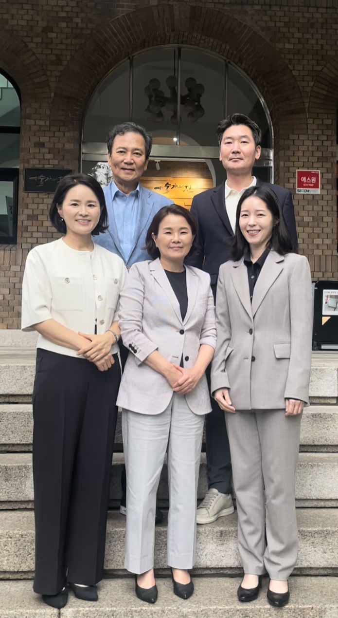 [서울=뉴시스]한국문화예술위원회가 감사자문위원회 신규 위원 4명을 위촉했다. 김규헌 변호사, 김성범 예술위 상임감사, 박정연 노무사, 황수정 수석논설위원, 강전애 변호사. (사진=한국문화예술위원회 제공) 2023.09.04. photo@newsis.com&nbsp;&nbsp; *재판매 및 DB 금지