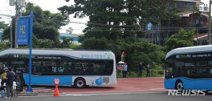 [제주=뉴시스] 양영전 기자 = 4일 오전 제주시 조천읍 함덕리 소재 함덕 그린수소 충전소에서 수소버스가 시범 운행에 나서고 있다. 2023.09.04. 0jeoni@newsis.com 