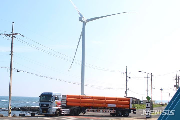 [제주=뉴시스] 양영전 기자 = 제주시 구좌읍 행원리 소재 3㎿ 그린수소 생산시설에서 수소를 실은 튜브 트레일러가 함덕 그린수소 충전소로 출발하고 있다. (사진=뉴시스DB) 0jeoni@newsis.com 