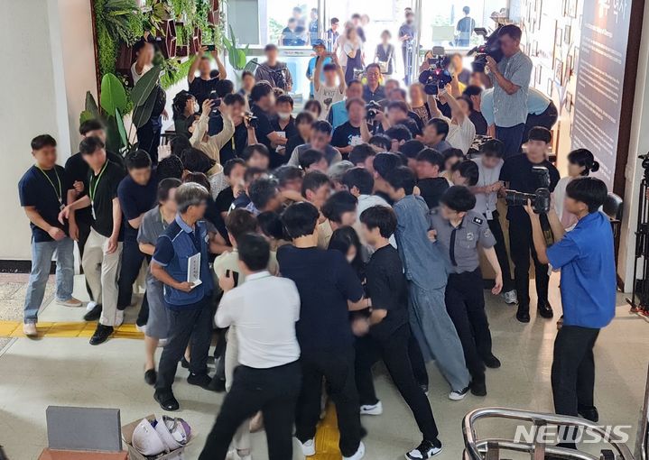 [청주=뉴시스] 임선우 기자 = 4일 충북 청주시청 임시청사 로비에서 오송참사 유가족협의회·시민대책위원회와 청주시 공무원들이 몸싸움을 벌이고 있다. 오송참사 유가족협의회·시민대책위원회는 이날 시청사 앞에서 합동분향소 철거 규탄 기자회견을 한 뒤 이범석 시장 면담을 요구하며 청사 안으로 들어왔다. 2023.09.04. imgiza@newsis.com