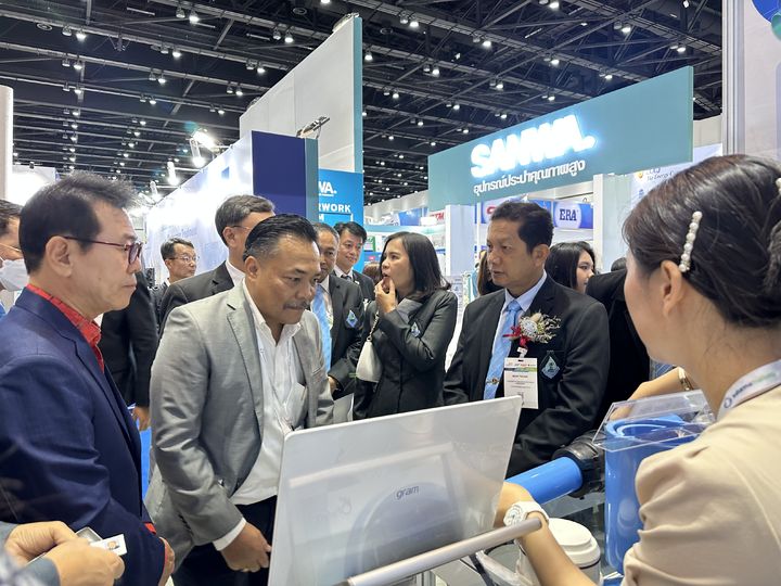 [안동=뉴시스] 지난 달 30일부터 이 달 1일까지 태국 방콕에서 열린 '태국 국제 물산업전'에 태국 수도청 관계자들이 경북의 물기업 부스를 방문해 제품들을 살펴보고 있다. (사진=경북도 제공) 2023.09.04 *재판매 및 DB 금지