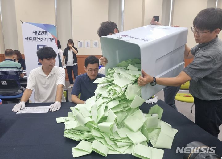  경기도선관위의 제22대 국회의원선거 대비 모의 개표실습 모습. (사진제공=경기선관위)