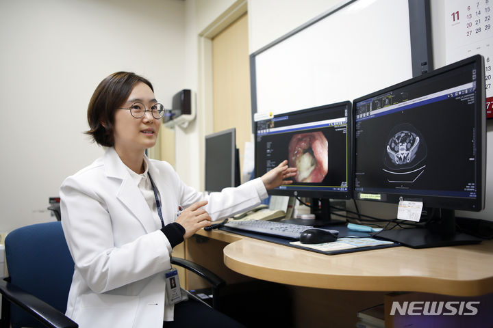 [서울=뉴시스]박윤영 강동경희대병원 외과 교수가 대장암에 대해 설명하고 있다. (사진= 강동경희대병원 제공) 2023.09.04. photo@newsis.com. 