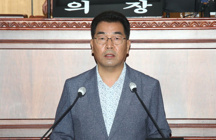 4일 개회한 정읍시의회 제287회 임시회의 제1차 본회의, 이상길 의원이 나와 '새만금 잼버리 파행 전북 책임 전가 중단 촉구 결의문'에 대한 제안설명을 하고 있다. *재판매 및 DB 금지