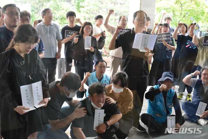 [청주=뉴시스] 임선우 기자 = 오송참사 유가족협의회·시민대책위원회가 4일 충북 청주시청 임시청사 현관 앞에서 분향소 존치를 요구하고 있다. 2023.09.04. imgiza@newsis.com