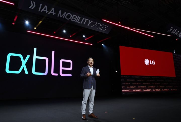 [뮌헨=뉴시스]LG전자는 독일 뮌헨에서 열리는 'IAA 모빌리티 2023' 개막에 앞서 4일(현지시간) 글로벌 미디어 및 거래선 약 1000명이 참석한 가운데 프레스 콘퍼런스를 개최했다. 조주완 사장이 LG전자 전장 사업의 미래 비전을 설명하고 있다. (사진 = LG전자) photo@newsis.com *재판매 및 DB 금지