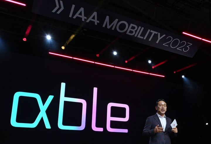 [뮌헨=뉴시스]LG전자는 독일 뮌헨에서 열리는 'IAA 모빌리티 2023' 개막에 앞서 4일(현지시간) 글로벌 미디어 및 거래선 약 1000명이 참석한 가운데 프레스 콘퍼런스를 개최했다. 조주완 사장이 LG전자 전장 사업의 미래 비전을 설명하고 있다. (사진 = LG전자) photo@newsis.com *재판매 및 DB 금지