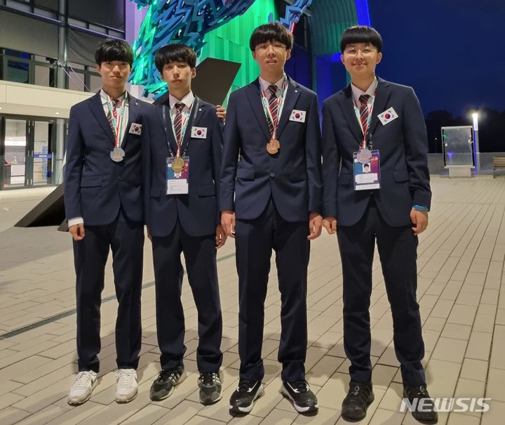 [서울=뉴시스]과학기술정보통신부는 8월28일부터 9월4일까지 총 8일 간 헝가리 세게드에서 개최된 제35회 국제정보올림피아드(IOI)에서 한국대표단 학생 4명 전원이 메달을 획득했다고 밝혔다. 사진은 왼쪽부터 이성호, 박상훈, 이동현, 반딧불 학생. (사진=과기정통부 제공)