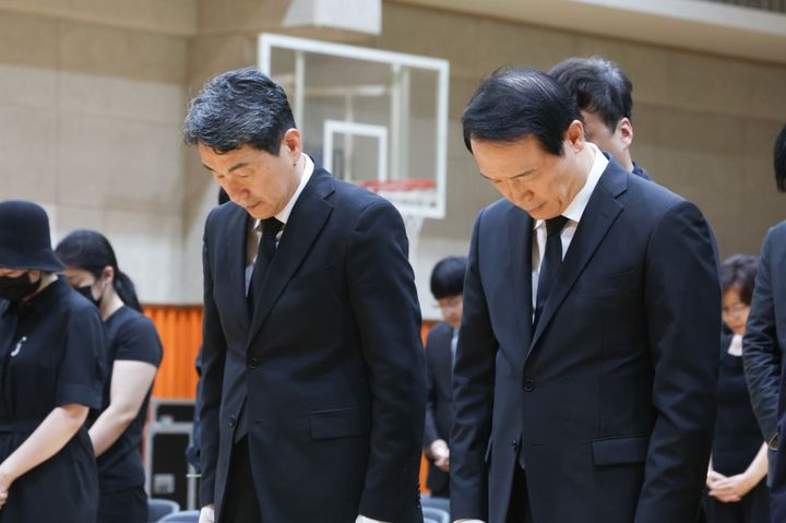 [수원=뉴시스] 4일 서울 서이초 강당에서 열린 숨진 초임교사의 49재 추모식에 임태희(사진 오른쪽) 경기도교육감이 이주호 사회부총리 및 교육부장관과 참석해 고인을 추도하고 있다. (사진=경기도교육청 제공) 2023.09.04. photo@newsis.com *재판매 및 DB 금지