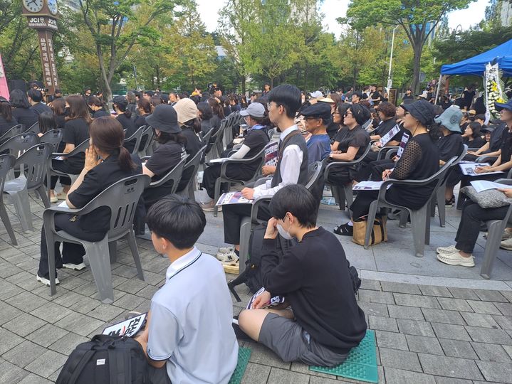 [대전=뉴시스] 박진우 인턴 기자 = 4일 오후 대전 서구 둔산동 보라매공원에서 극단적 선택을 한 서울 서초구 서이초 교사 49재에 학생들이 참여하고 있다. 2023.09.04. photo@newsis.com *재판매 및 DB 금지