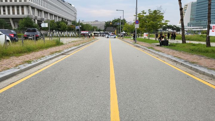 [뉴시스=세종]4일 오후 2000여명이 모인, 서울 서이초 교사 49재가 있었던 세종시 교육부 앞 현장 모습. 2023.09.04. ssong1007@newsis.com *재판매 및 DB 금지