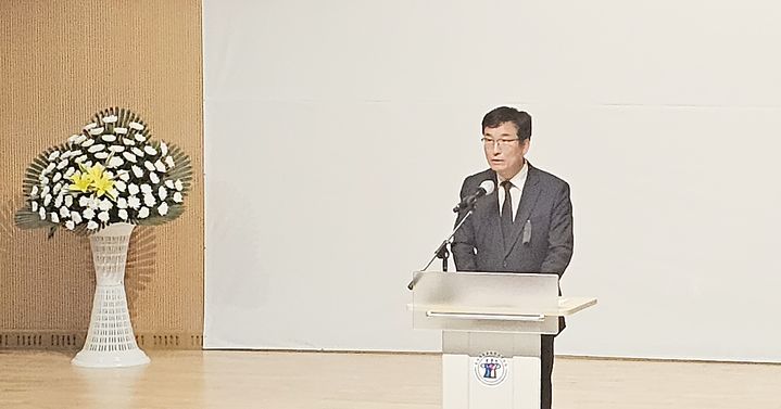 서울 서이초 교사 49재인 4일 충북교육연구정보원에서 열린 '교육공동체 추모와 회복의 날' 행사에서 윤건영 충북교육감이 추모사를 읽고 있다.2023.09.04.kipoi@newsis.com *재판매 및 DB 금지