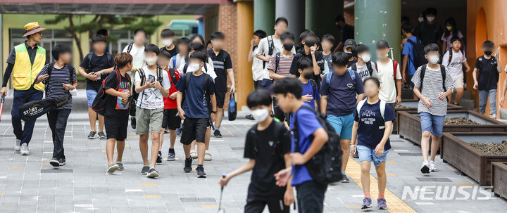 [서울=뉴시스] 정병혁 기자 = 사진은 하교하는 초등학생들. 본 기사와 관련 없음. 2023.09.04. jhope@newsis.com