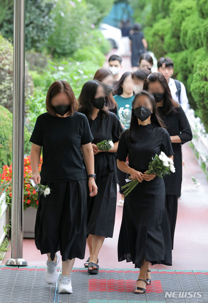 [서울=뉴시스] 김금보 기자 = 서이초 사망 교사 49재를 맞은 4일 오전 서울 서초구 서이초등학교에서 교사들이 헌화 장소로 향하고 있다. 2023.09.04. kgb@newsis.com