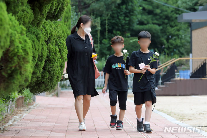 [서울=뉴시스] 김금보 기자 = 서이초 사망 교사 49재를 맞은 4일 오전 서울 서초구 서이초등학교에서보호자와 아이들이 헌화 장소로 향하고 있다. 2023.09.04. kgb@newsis.com