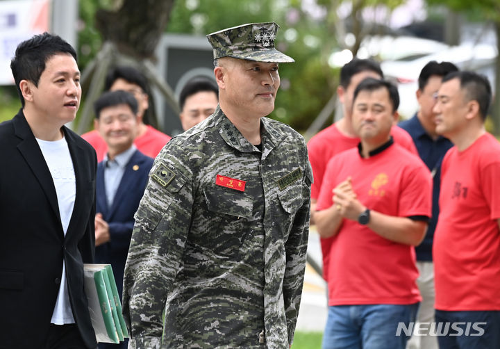 [수원=뉴시스] 김종택 기자 = 채모 상병 순직 사건을 수사하다가 보직 해임된 박정훈 대령(전 해병대 수사단장)이 4일 경기도 수원시 영통구 수원지방법원에서 열린 보직해임 집행정지 신청 사건의 첫 심문기일에 출석하고 있다. 박 대령은 지난달 21일 수원지방법원에 '보직해임 집행정지'를 신청했다. 2023.09.04. jtk@newsis.com