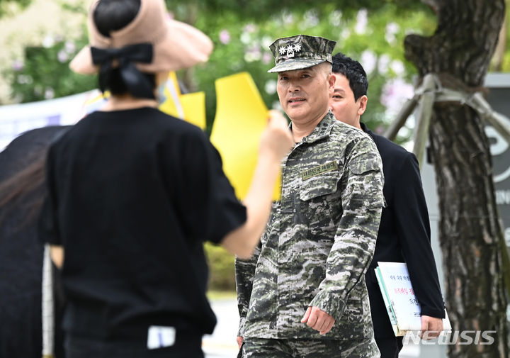 [수원=뉴시스] 김종택 기자 = 채모 상병 순직 사건을 수사하다가 보직 해임된 박정훈 대령(전 해병대 수사단장)이 4일 경기도 수원시 영통구 수원지방법원에서 열린 보직해임 집행정지 신청 사건의 첫 심문기일에 출석하며 응원에 나선 군 사망 유가족과 인사하고 있다. 박 대령은 지난달 21일 수원지방법원에 '보직해임 집행정지'를 신청했다. 2023.09.04. jtk@newsis.com