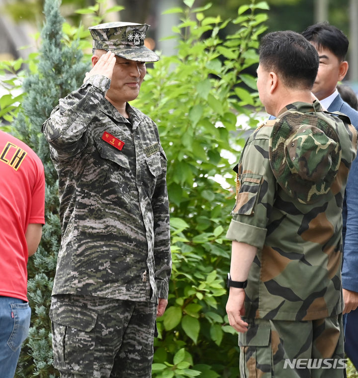 [수원=뉴시스] 김종택 기자 = 채모 상병 순직 사건을 수사하다가 보직 해임된 박정훈 대령(전 해병대 수사단장)이 4일 경기도 수원시 영통구 수원지방법원에서 열린 보직해임 집행정지 신청 사건의 첫 심문기일에 출석하며 응원에 나선 해병대 예비역 동기생들과 인사하고 있다. 박 대령은 지난달 21일 수원지방법원에 '보직해임 집행정지'를 신청했다. 2023.09.04. jtk@newsis.com