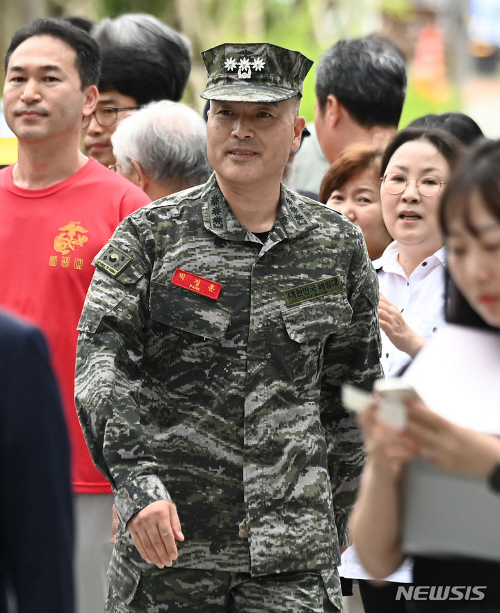 [수원=뉴시스] 김종택 기자 = 채모 상병 순직 사건을 수사하다가 보직 해임된 박정훈 대령(전 해병대 수사단장)이 4일 경기도 수원시 영통구 수원지방법원에서 열린 보직해임 집행정지 신청 사건의 첫 심문기일에 출석하고 있다. 박 대령은 지난달 21일 수원지방법원에 '보직해임 집행정지'를 신청했다. 2023.09.04. jtk@newsis.com