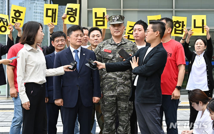 [수원=뉴시스] 김종택 기자 = 채모 상병 순직 사건을 수사하다가 보직 해임된 박정훈 대령(전 해병대 수사단장)이 4일 경기도 수원시 영통구 수원지방법원에서 열린 보직해임 집행정지 신청 사건의 첫 심문기일에 출석하고 있다. 박 대령은 지난달 21일 수원지방법원에 '보직해임 집행정지'를 신청했다. 2023.09.04. jtk@newsis.com