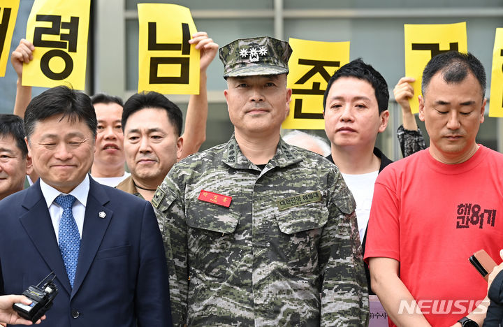 [수원=뉴시스] 김종택 기자 = 채모 상병 순직 사건을 수사하다가 보직 해임된 박정훈 대령(전 해병대 수사단장)이 4일 경기도 수원시 영통구 수원지방법원에서 열린 보직해임 집행정지 신청 사건의 첫 심문기일에 출석하고 있다. 박 대령은 지난달 21일 수원지방법원에 '보직해임 집행정지'를 신청했다. 2023.09.04. jtk@newsis.com