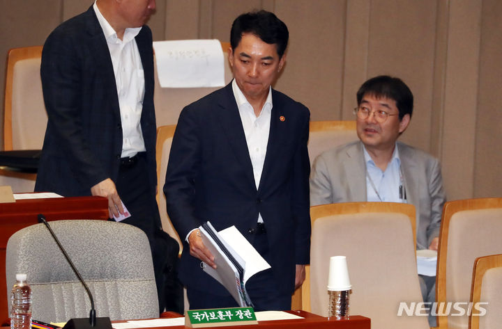 [서울=뉴시스] 이영환 기자 = 박민식 국가보훈부 장관이 4일 오전 서울 여의도 국회에서 열린 예산결산특별위원회 전체회의에 참석하고 있다. 2023.09.04. 20hwan@newsis.com