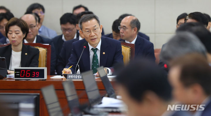 [서울=뉴시스] 추상철 기자 = 이종호 과학기술정보통신부 장관이 4일 오전 서울 여의도 국회에서 열린 과학기술정보방송통신위원회 전체회의에서 의원 질의에 답변하고 있다. 2023.09.04. scchoo@newsis.com