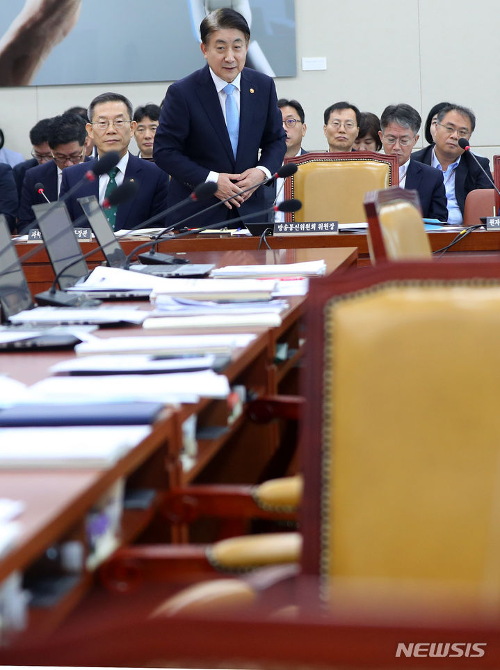 [서울=뉴시스] 추상철 기자 = 4일 오전 서울 여의도 국회에서 열린 과학기술정보방송통신위원회 전체회의에서 제안설명을 마치고 자리로 돌아가는 이동관 방송통신위원장 앞으로 더불어민주당 의원석이 텅 비어 있다. 2023.09.04. scchoo@newsis.com