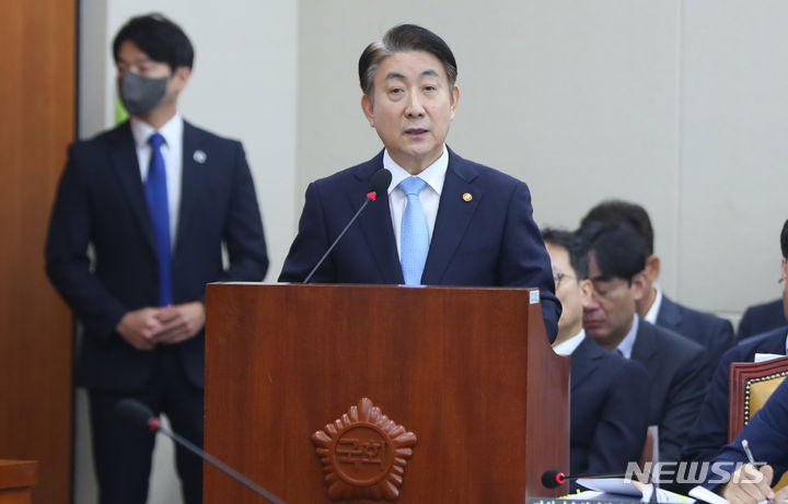 [서울=뉴시스] 추상철 기자 = 이동관 방송통신위원장이 4일 오전 서울 여의도 국회에서 열린 과학기술정보방송통신위원회 전체회의에 출석해 제안설명을 하고 있다. 2023.09.04. scchoo@newsis.com