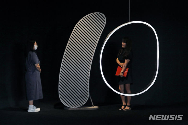 [서울=뉴시스] 박진희 기자 = 삼성문화재단이 운영하는 리움미술관은 4일 서울 용산구 미술관에서 다양한 매체와 방식으로 확장 가능성을 실험해 온 강서경 작가의 개인전 ‘버들 북 꾀꼬리’ 기자감담회가 갖고 주요 작품을 선보이고 있다. 2023.09.04. pak7130@newsis.com