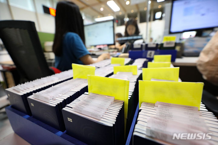 [서울=뉴시스] 황준선 기자 = 지난 2023년 9월4일 오후 서울 종로구청 여권 민원실에 보관된 여권의 모습. 2024.03.24.